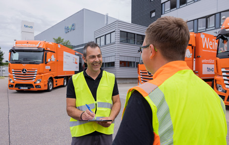 Kollegen bei Teva vor LKW