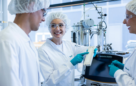 MitarbeiterInnen im Biotech-Labor